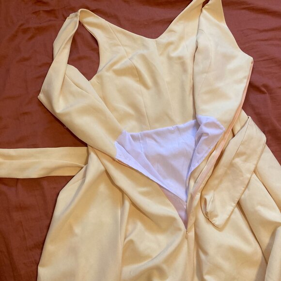 Yellow dress - Picture 7 of 8